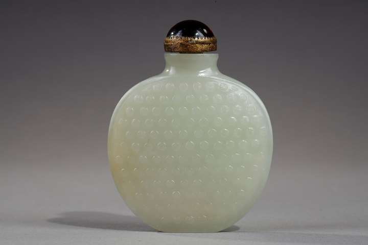 Snuff bottle of oval shape flattened jade nephrite celadon